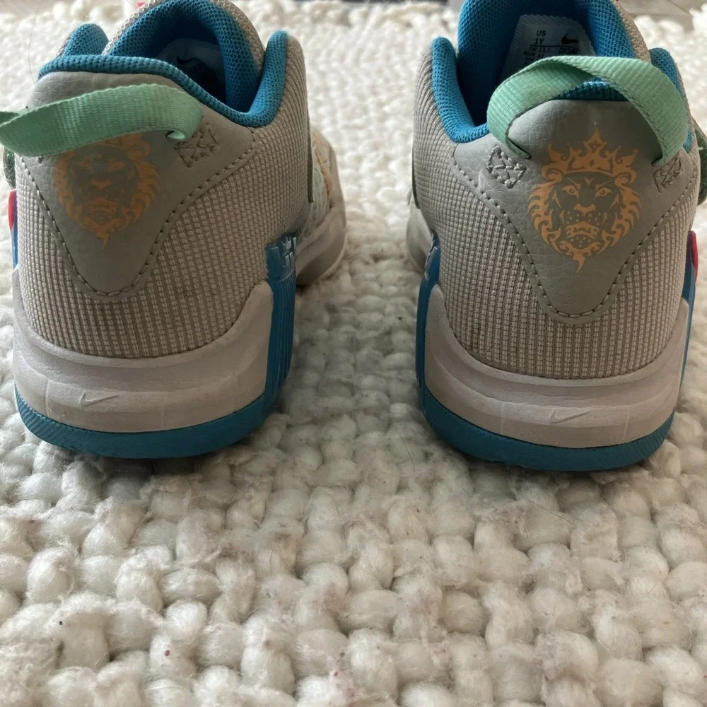 Nike Lebron Witness 7‎ Size 1Y US KIDS